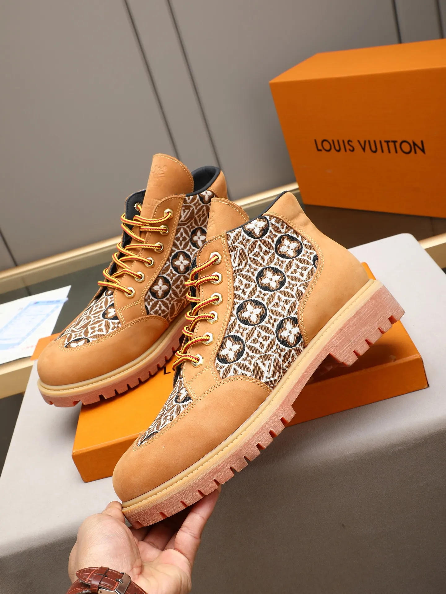 PP460 LOUIS VUITTON ss25 LV donkey brand new thick-soled lace-up big-toe shoes men's casual shoes high-top short boots. These boots are crafted from top-grain calf leather for a lightweight and comfortable fit. The thick EVA outsole is embellished with eye-catching ridges, and the trendy attitude of being both strong and soft makes it an everyday choice. ✔Upper: imported first-layer cowhide ✔Inner lining: sheep lining ✔Outsole: original molded outsole Size: 38-44 (45 customized)